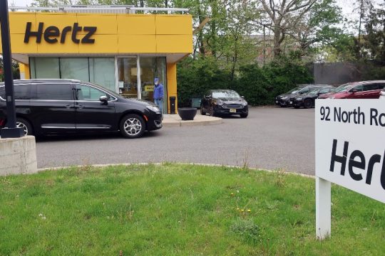 Η Hertz αγοράζει 100.000 ηλεκτρικά οχήματα από την Tesla