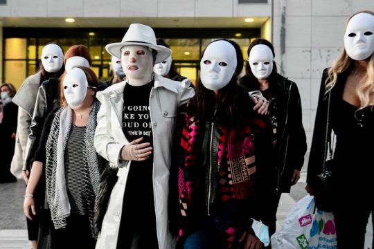 Οι κοπέλες με τις λευκές μάσκες: Συγκινητική στιγμή στήριξης στην Ιωάννα [εικόνες]