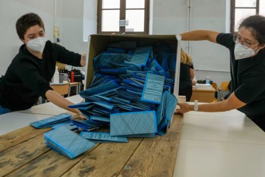 Προβάδισμα κεντροαριστεράς σε μεγάλες πόλεις στις ιταλικές δημοτικές εκλογές