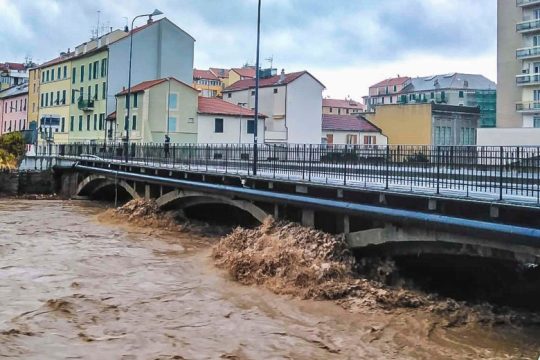 Η Κατάνια «βυθίζεται» από ισχυρές βροχοπτώσεις και πλημμύρες