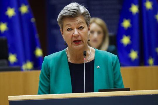 Αποδοκιμάζει τις επαναπροωθήσεις και ζητά περαιτέρω έρευνα από την Ελλάδα