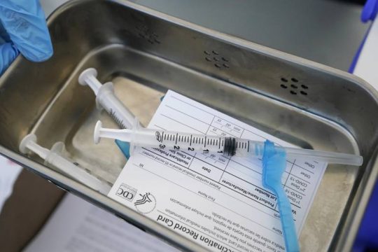 Ο FDA εξετάζει τις ενισχυτικές δόσεις για Moderna και Johnson & Johnson