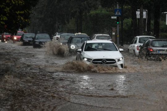 Αττική: Πλημμύρισαν δρόμοι και σπίτια, κλείνουν τώρα τα σχολεία