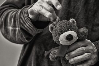 Στα 18 «έσπασε» τη σιωπή του και έδειξε τον θείο – βιαστή!
