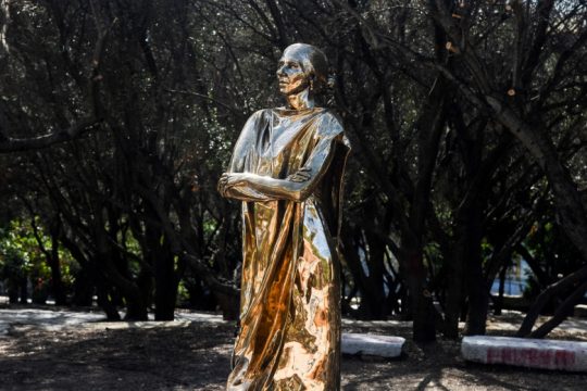 Η Γκάντι με… τακούνια; Ο Guardian για το άγαλμα της Κάλλας