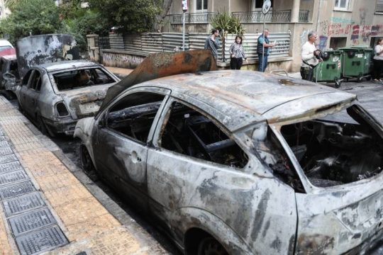 Στις φλόγες απορριματοφόρο και 11 αυτοκίνητα στα Πατήσια
