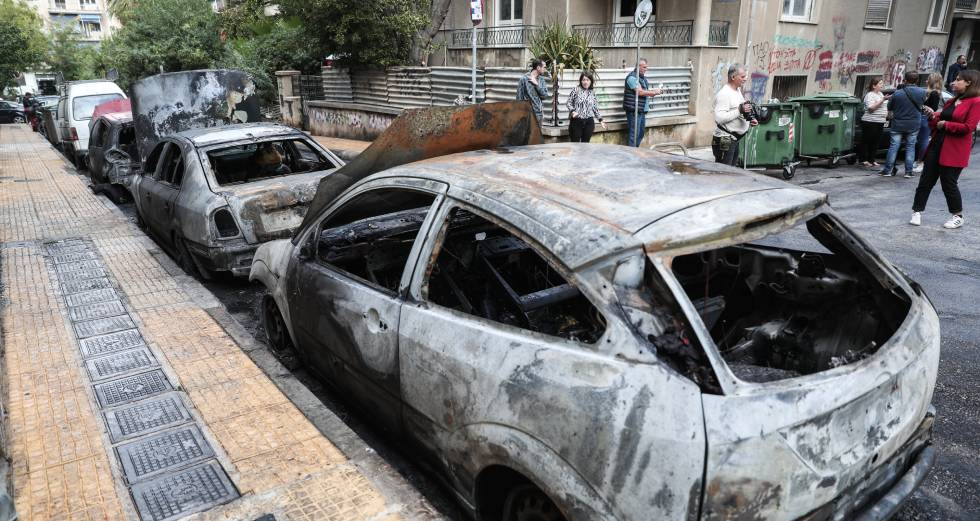 Στις φλόγες απορριματοφόρο και 11 αυτοκίνητα στα Πατήσια