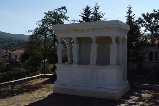 Οι άλλες Καρυάτιδες, που αγναντεύουν τη Λακωνία από ψηλά [βίντεο]
