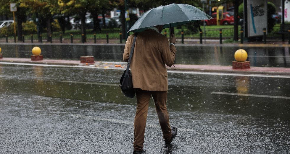 Επιμένει η «Αθηνά» με βροχές, χαλάζι και ανέμους