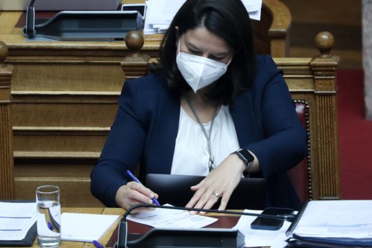 Αμετακίνητη η Κεραμέως: Με νέα αγωγή στρέφεται και κατά της ΑΔΕΔΥ