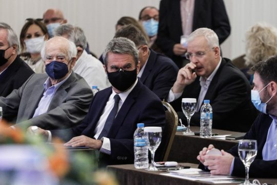 Μηνύματα ενότητας αλλά και βολές από τους «μνηστήρες» στο ΚΙΝ.ΑΛΛ.