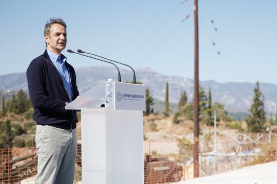 Παραδέχεται και συγκαλύπτει τις παράνομες επαναπροωθήσεις από τα νησιά