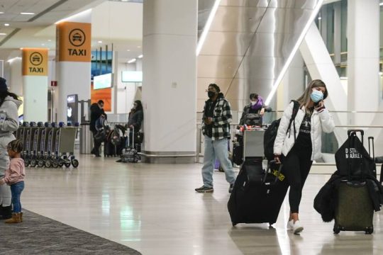 Απελευθερώνονται τα ταξίδια στις ΗΠΑ για τους εμβολιασμένους από 8 Νοεμβρίου