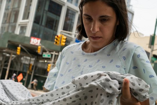 Ενα «καταφύγιο» από σεντόνια και μια κομμένη γλώσσα, με αφορμή τις γυναικοκτονίες