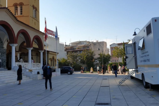Με αντιδράσεις οι εμβολιασμοί έξω από τις εκκλησίες της Λάρισας