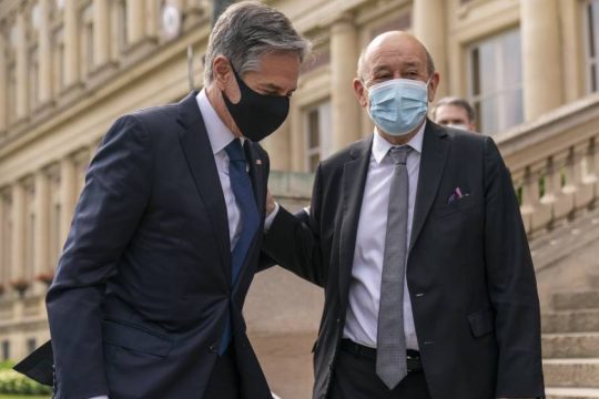 Επιστρέφει ο Γάλλος πρεσβευτής στην Καμπέρα, παραμένει η δυσαρέσκεια για ΗΠΑ