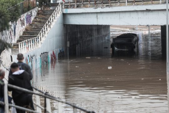 Η Αττική «βούλιαξε», αλλά κυβέρνηση και περιφέρεια τα βρίσκουν όλα τέλεια