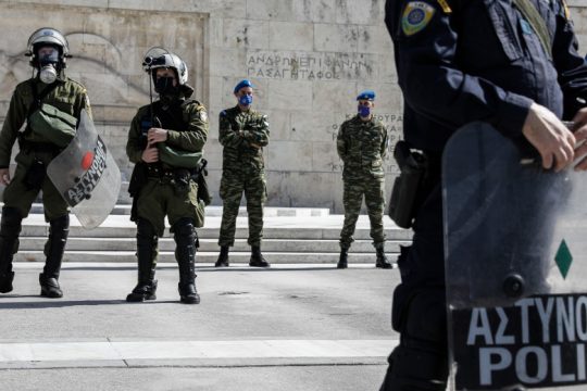 «Δειλοί μοιραίοι κι άβουλοι αντάμα, προσμένουμε ίσως κάποιο θάμα»