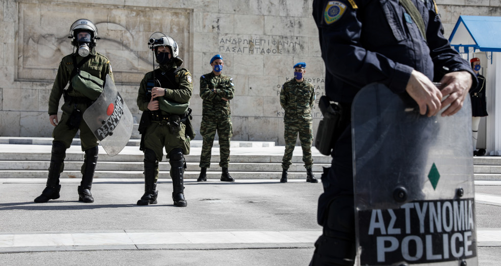 «Δειλοί μοιραίοι κι άβουλοι αντάμα, προσμένουμε ίσως κάποιο θάμα»