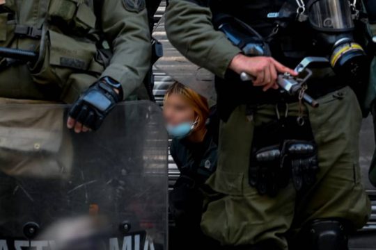 Νέο βίντεο από την αστυνομική επίθεση κατά πολιτών – ΜΑΤατζής σπάει τζάμι καταστήματος
