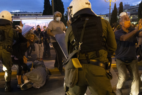 Μια καθηγήτρια στο έδαφος! Μια φωτογραφία που συμπυκνώνει την συγκυρία