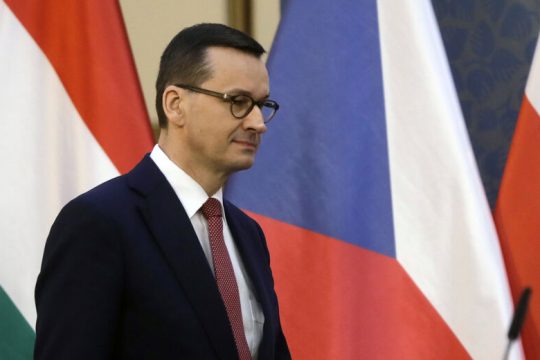 Η Βαρσοβία «κουνάει το δάχτυλο» στην Κομισιόν