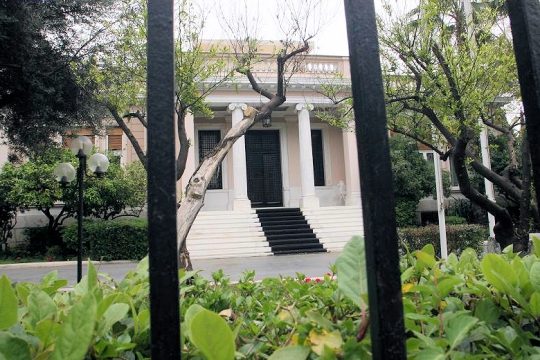 Η κυβέρνηση με την πλάτη στον τοίχο