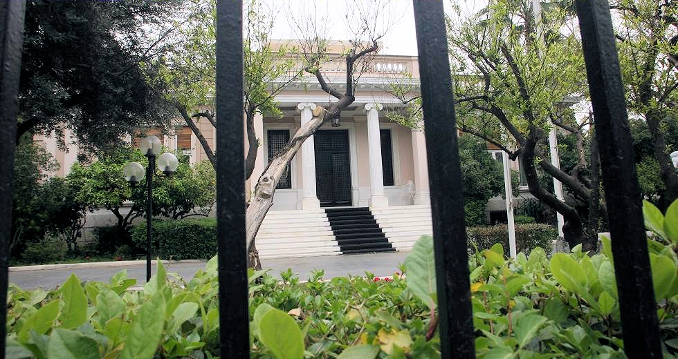 Η κυβέρνηση με την πλάτη στον τοίχο