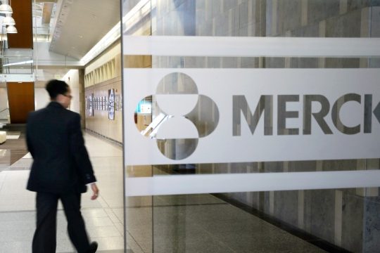 Πειραματικό χάπι της Merck μειώνει δραστικά τις σοβαρές παρενέργειες της Covid-19