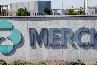 Η Merck & Co ανακοίνωσε ότι ο EMA ξεκίνησε την κυλιόμενη αξιολόγηση του Molnupiravir