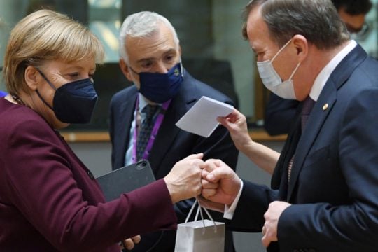«Λύγισε» ο… γίγαντας Σαρλ Μισέλ, αποχαιρετώντας την Άνγκελα Μέρκελ