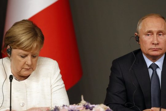 Πούτιν και Μέρκελ φρενάρουν το ενεργειακό ράλι