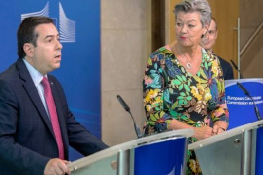 Ερωτήματα Γιόχανσον σε κυβέρνηση και Μηταράκη για τις επαναπροωθήσεις