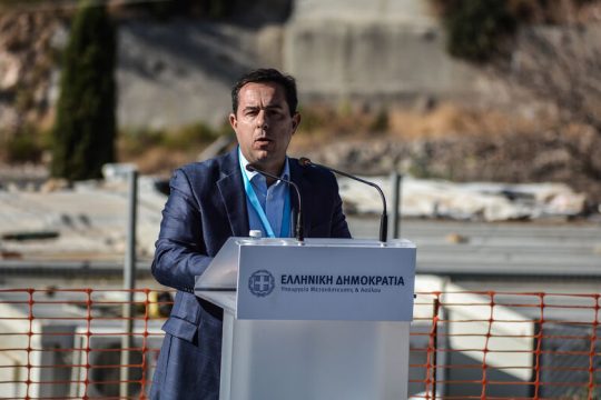 Κρεσέντο κυνισμού από τον υπουργό… επαναπροωθήσεων Ν. Μηταράκη