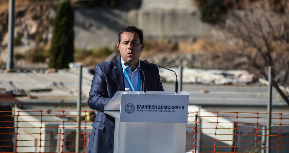 Κρεσέντο κυνισμού από τον υπουργό… επαναπροωθήσεων Ν. Μηταράκη