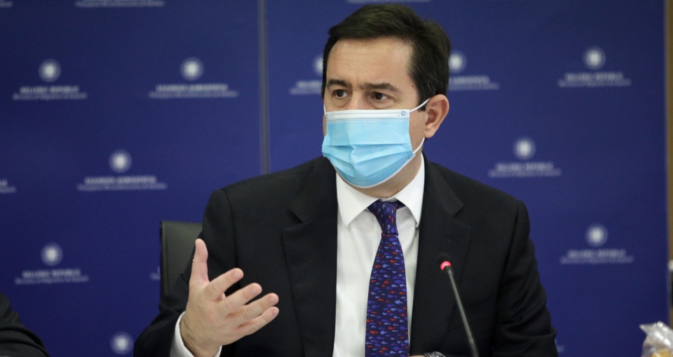 Διαψεύδει αλλά δεν πείθει ο Μηταράκης για τις επαναπροωθήσεις