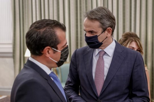 Κατόπιν εορτής ξανά, εξετάζουν μέτρα υπό την έξαρση της πανδημίας