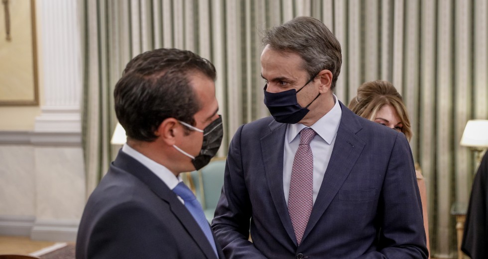 Κατόπιν εορτής ξανά, εξετάζουν μέτρα υπό την έξαρση της πανδημίας