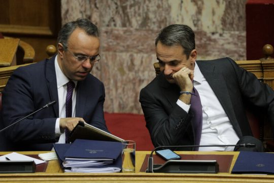 Υπό ασφυκτική πίεση η κυβέρνηση για ακρίβεια και ενεργειακή κρίση