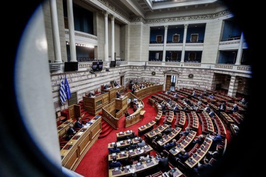 Σύγκρουση στα άκρα για ΜΜΕ και δημοσκοπήσεις
