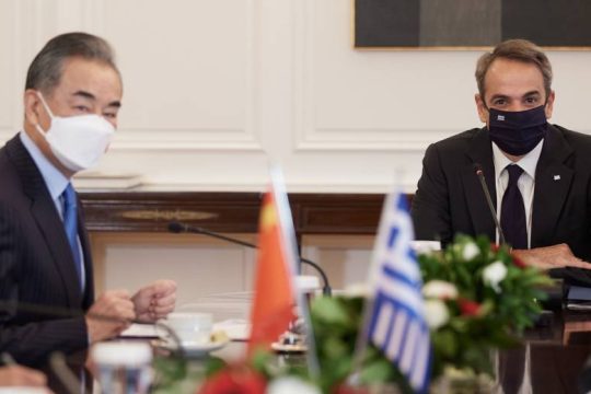 Στο Μαξίμου ο Κινέζος ΥΠΕΞ
