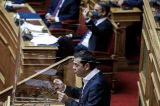 Διαμάχη κυβέρνησης – ΣΥΡΙΖΑ για τα θύματα της πανδημίας