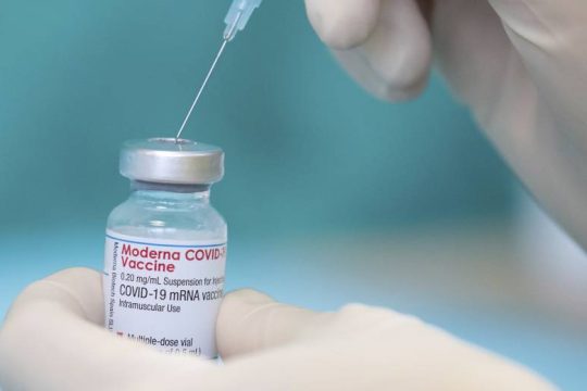 Σουηδία και Δανία διακόπτουν τη χρήση του εμβολίου Moderna σε νέους