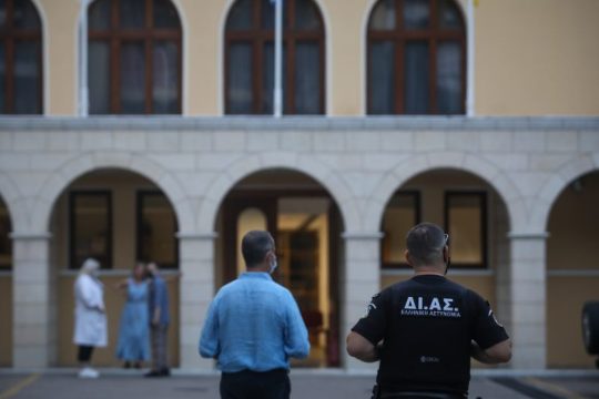 Άλλαξε η κατηγορία για τον παπά με το καυστικό υγρό
