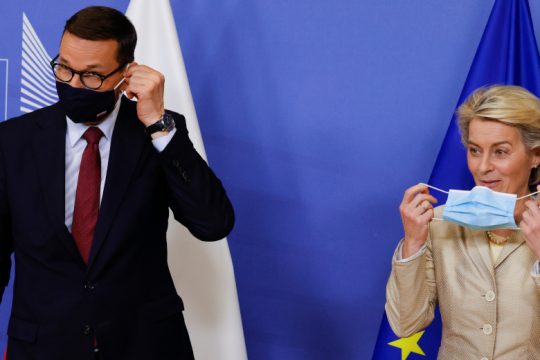 Σε πορεία σύγκρουσης Πολωνία-Ε.Ε. με απειλές για… Pol-exit