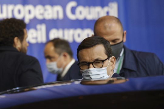 Σφυροκόπημα του Πολωνού πρωθυπουργού, που δεν υποχωρεί στις πιέσεις της Ε.Ε.