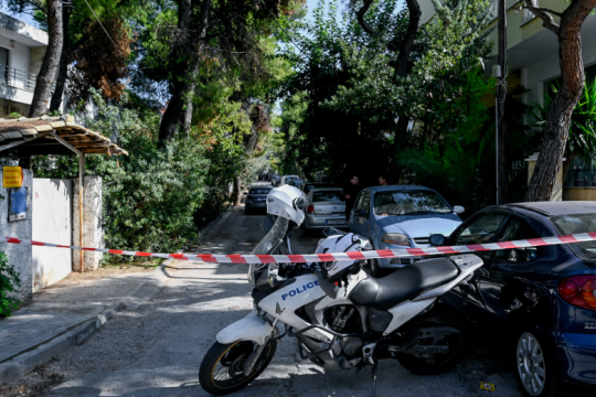 Φονικό χωρίς λόγο στη Νέα Ερυθραία – Νεκρός εργάτης, τραυματίας γείτονας του δράστη