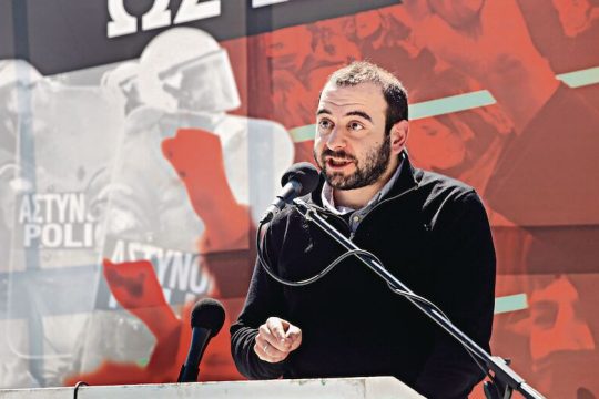 «Το ανιστόρητο κατασκεύασμα της θεωρίας των δύο άκρων δεν έρχεται ουρανοκατέβατο»