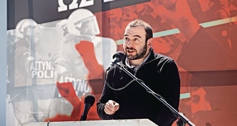 «Το ανιστόρητο κατασκεύασμα της θεωρίας των δύο άκρων δεν έρχεται ουρανοκατέβατο»
