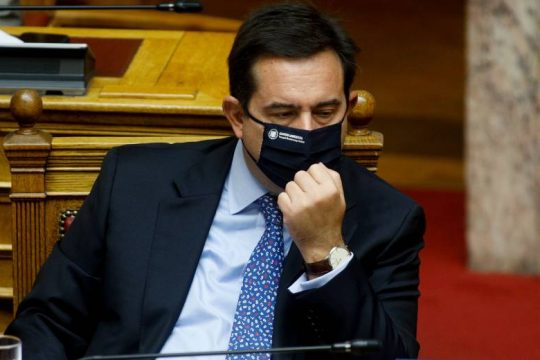 Ρεσιτάλ… στρουθοκαμηλισμού από Μηταράκη